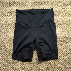 Lululemon biker shorts no front seam size 6